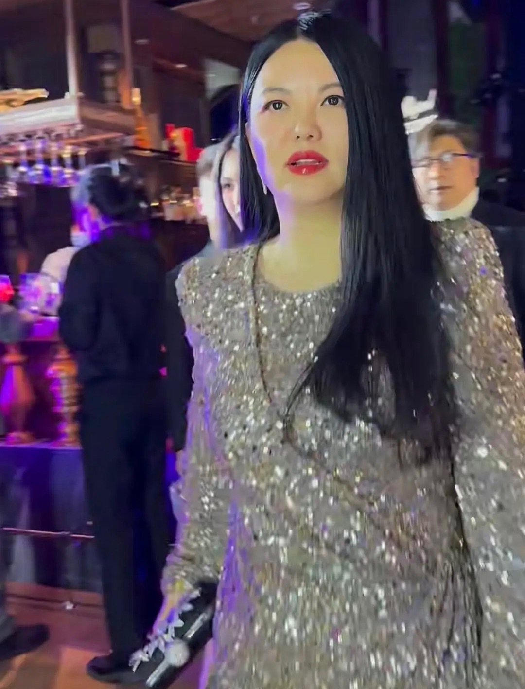 李湘涂大红唇参加活动，一看就不好惹，王诗龄坐在妈妈身边，胳膊有点粗，穿的高跟鞋至