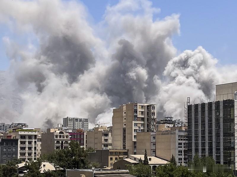 伊朗是主权国家，其内部事务应由伊朗人民自行解决。中国政府一贯主张不干涉他国内政，