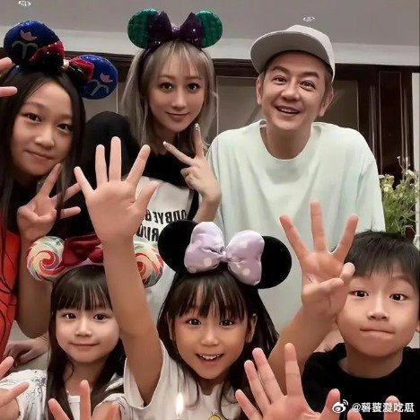 灾难与不幸面前是感人至深的亲情还是希望世界和平吧陈浩民岳父母含泪让票先救儿女