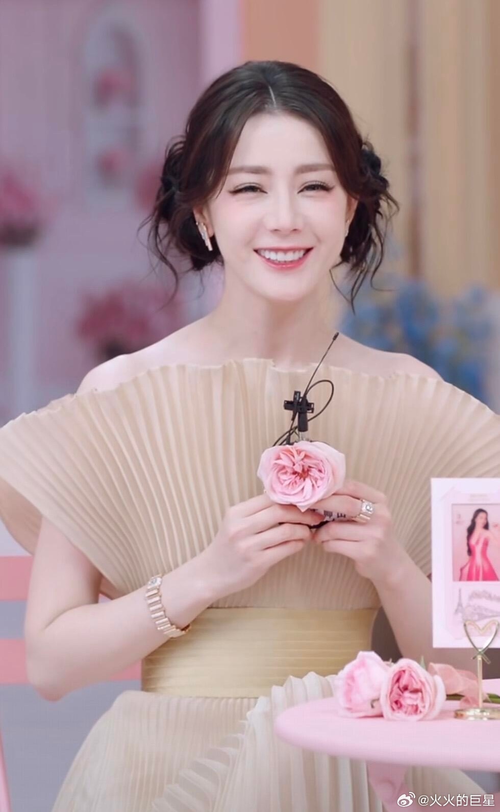 迪丽热巴说演贺思慕是前所未有的体验迪丽热巴解释白日提灯中午播《白日提灯》我将美美