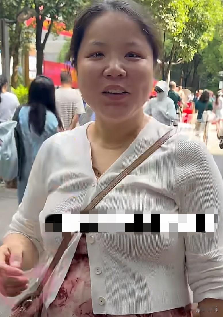 6月20日，中考首日，武汉七一中学考点外，一位怀孕6个多月的班主任前来给学生送考