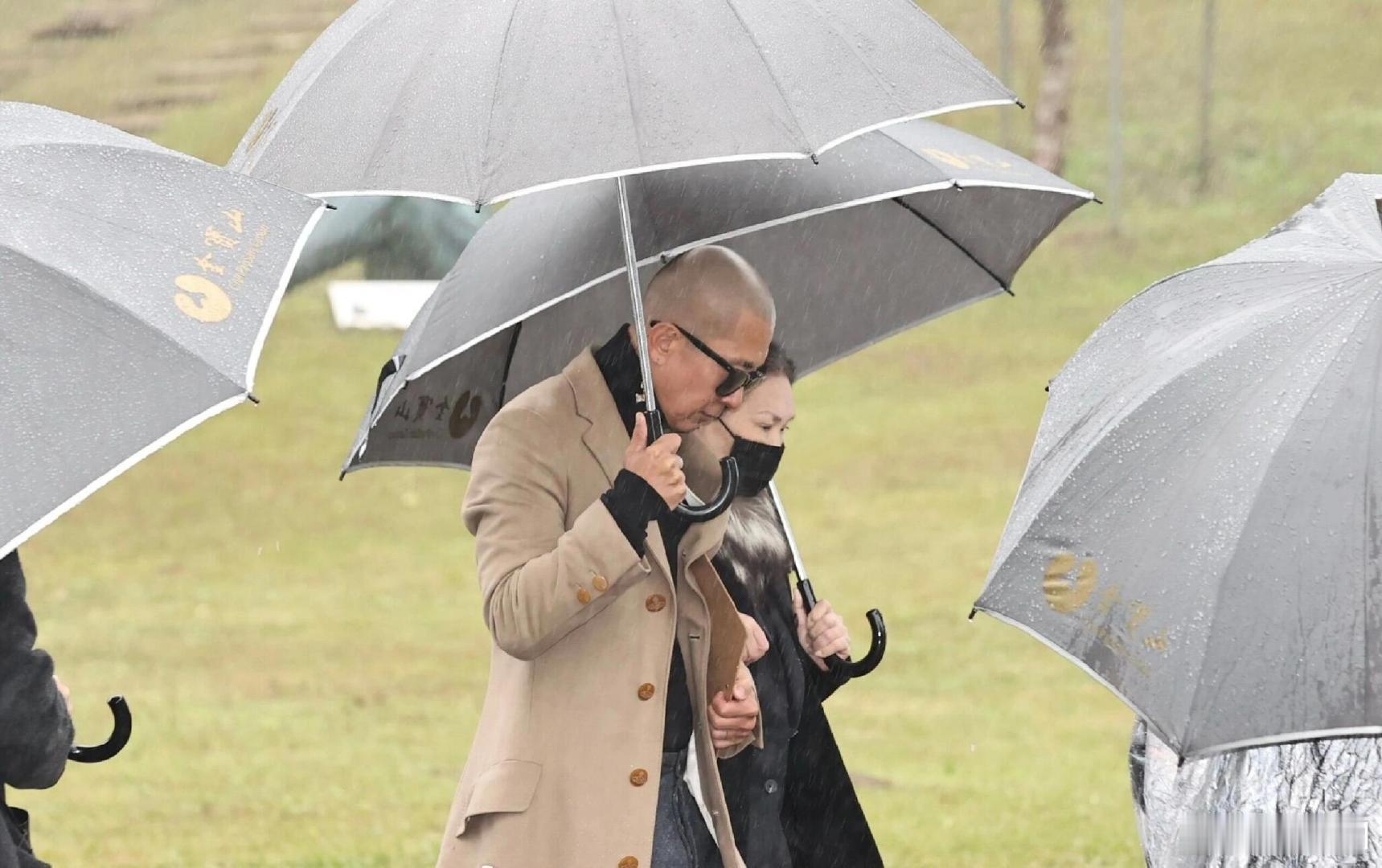 大S亲朋好友现身纪念雕像现场大S的亲朋好友现身纪念雕像现场，希望具俊晔和S妈都能