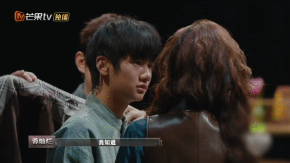 永远会被何老师的细腻打动大侦探披外套这个动作太戳人了！何老师可能自己都没意识到，