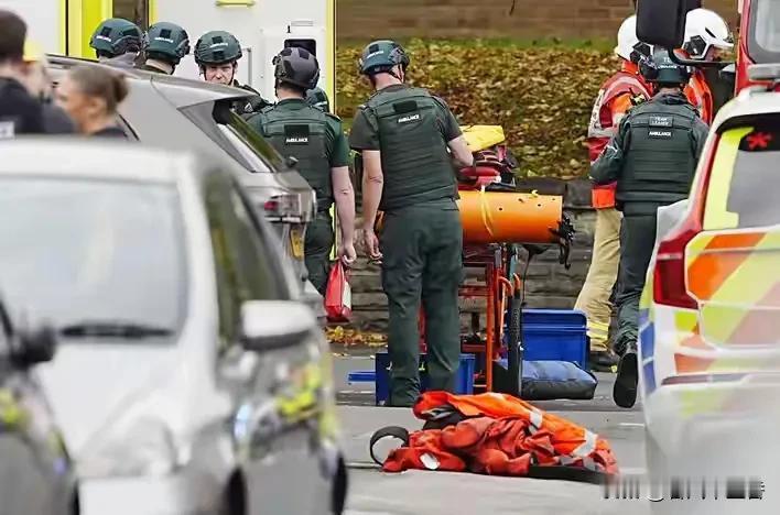 当地时间10月2日，英国曼彻斯特一犹太教堂外发生重大袭击事件。两名无辜者丧生，另