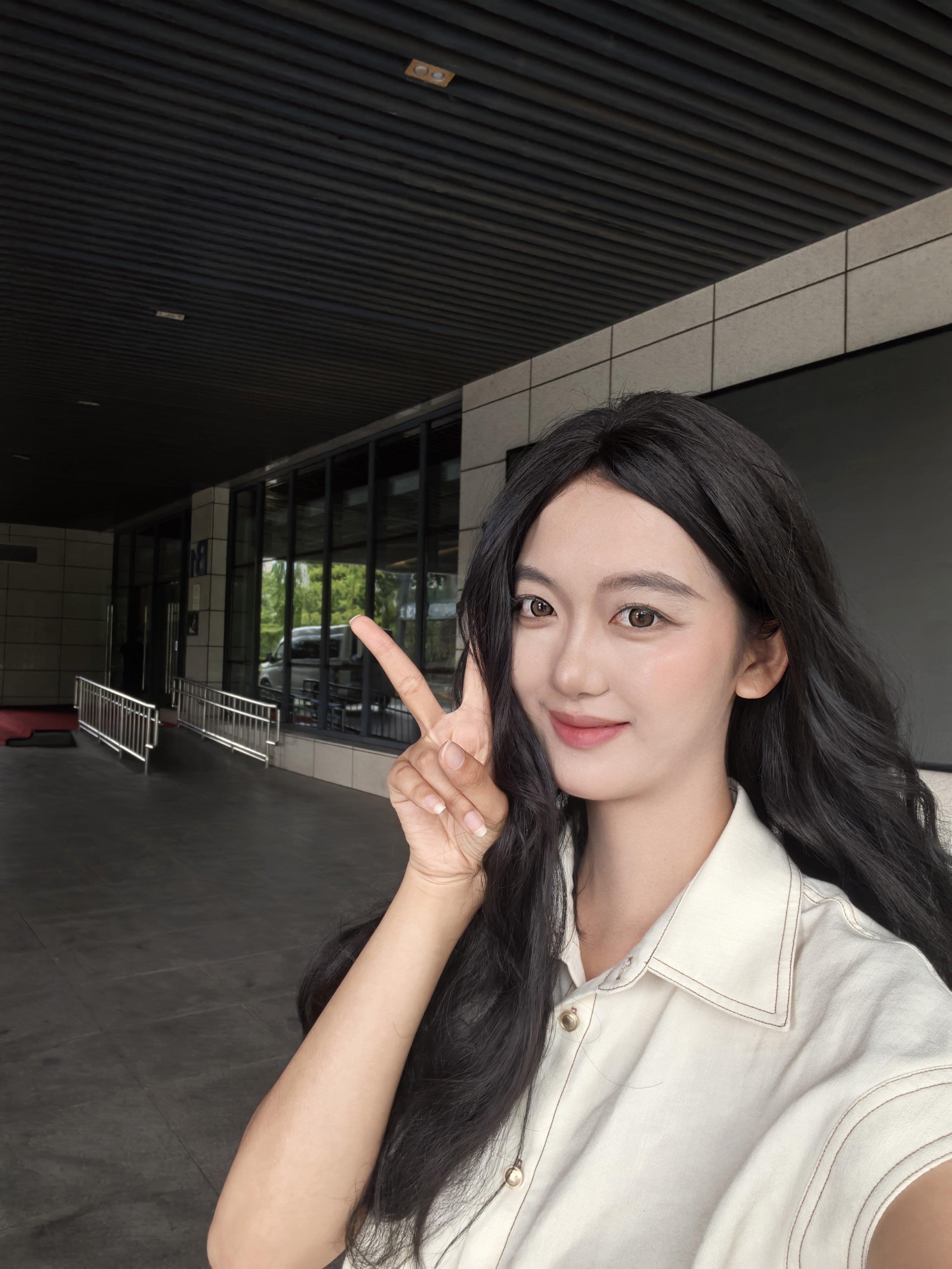 早上在富阳日报拍完采访现在已经在机场登机了[泪奔]三亚见了宝宝们酷李 ​​​