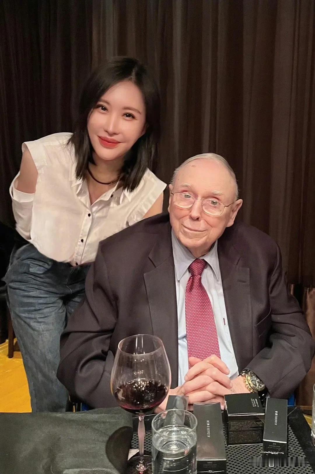 王石和田朴珺是真正的天生一对，两人是同一种人，非常投缘，不是一家人不进一家门，这