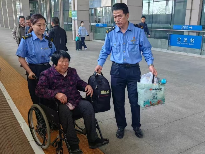480公里暖心接力 铁路人护航受伤老人平安返乡