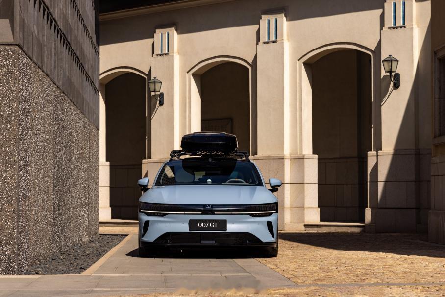 作为老款007车主，看到焕新版确实有点眼馋，900V高压平台、空悬加魔毯底盘、9