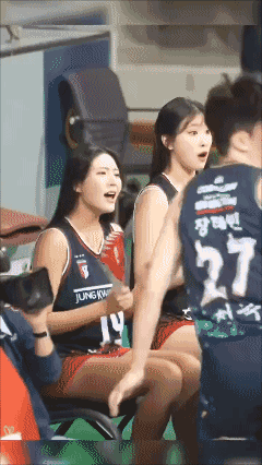 🇰🇷联赛，场边拉拉队，对于外籍运动员的“惊叹”！[黑脸]