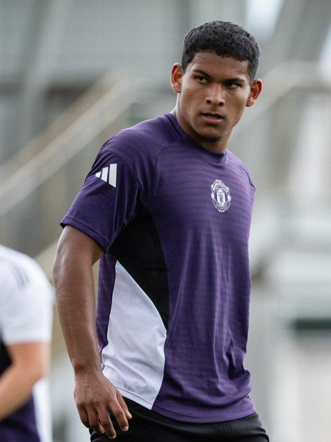 南美记者Uriel Iugt迭戈·莱昂有可能在下一个转会窗口被租借出去。这名边后