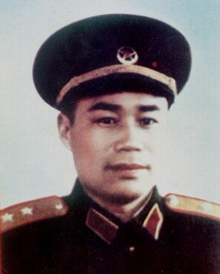 王近山落难后，小20岁保姆提着行李跟了他5年。1964年，王近山将军和妻子韩岫岩