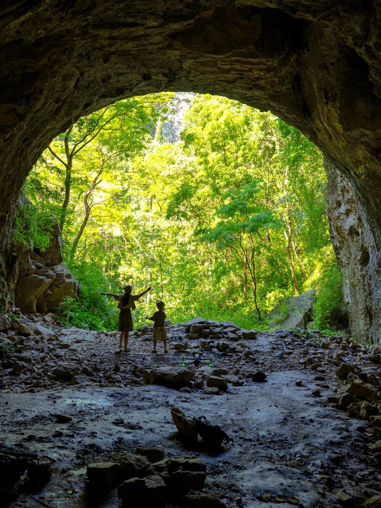 来淄博除了吃烧烤，我们还可以一头扎进鲁中山野中，住百年石头村、去山涧溯溪，露营烧