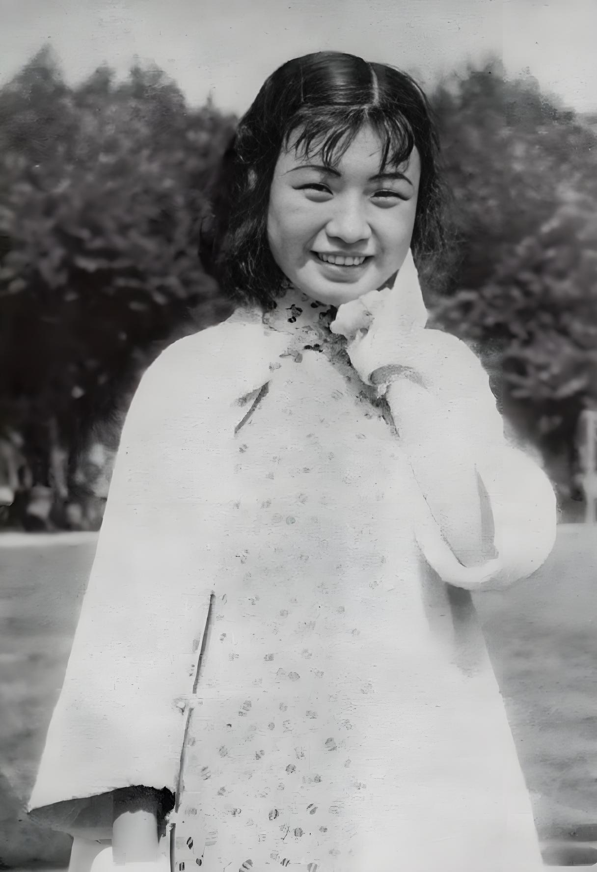 1939年，桂林，红色女演员王莹，对负责接待她的桂系秘书谢和赓一见倾心。然而，身