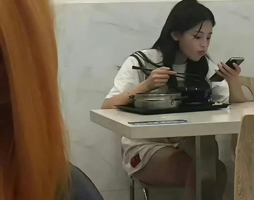 工厂食堂朴素旧照流出，当初谁能猜到这个女孩是日后顶流杨超越？ 