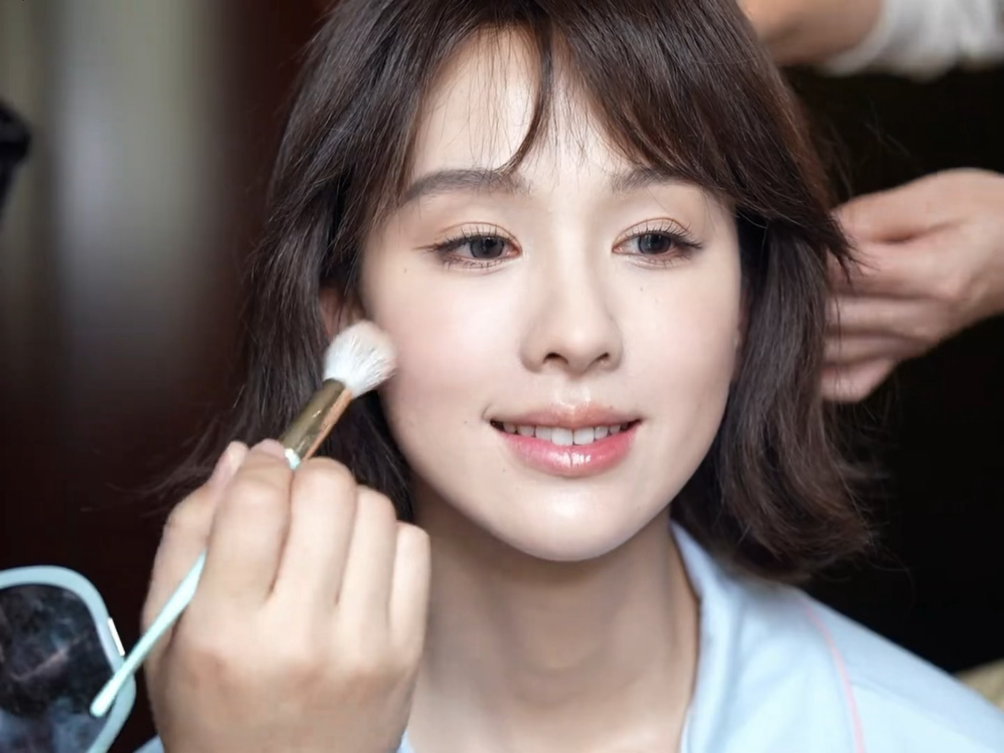 陈都灵短发诞生记，好像在给bjd娃娃化妆，果然是纸片人的神，特别有灵气！！