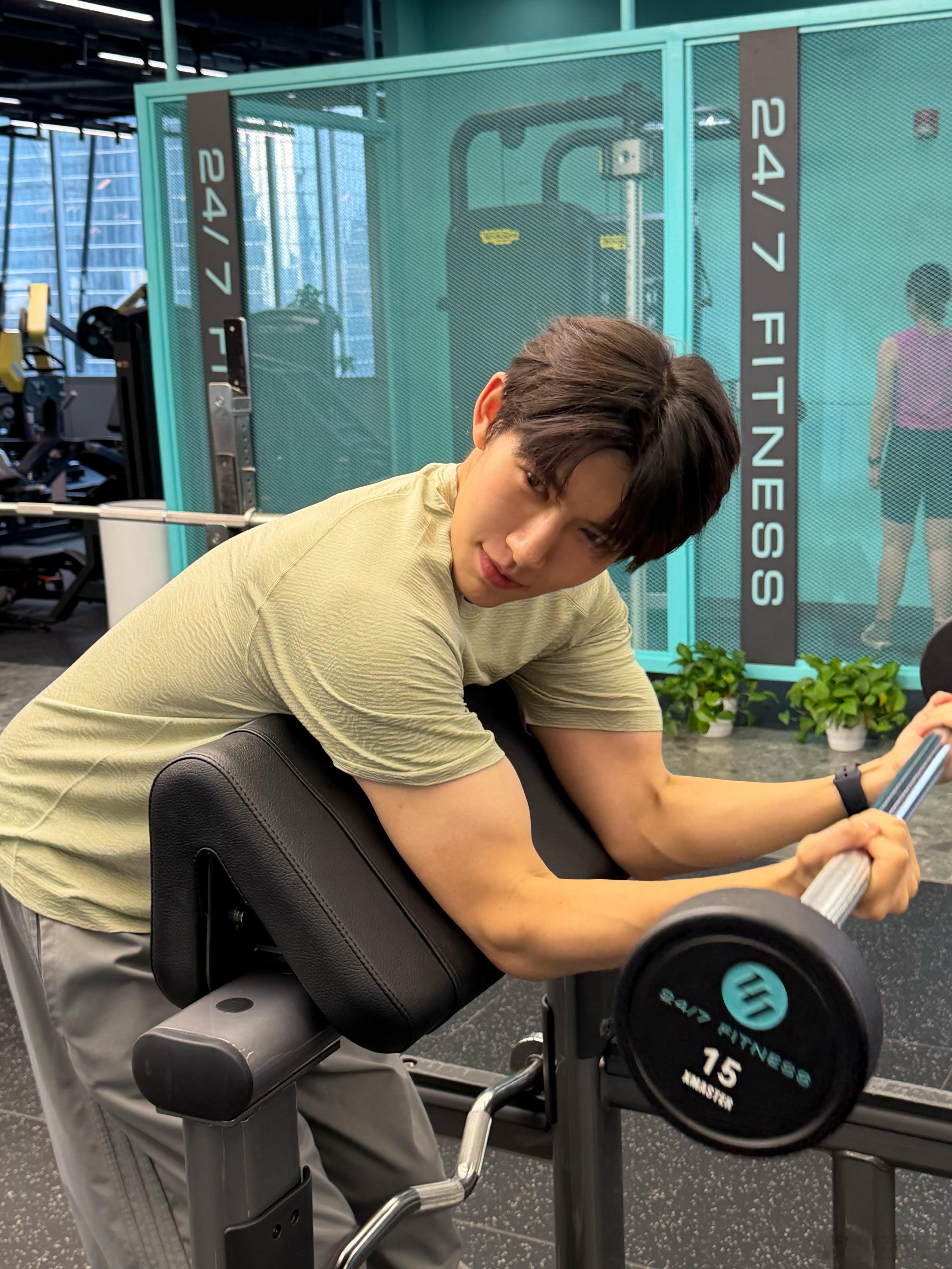 南南plog💪🏻 猛猛练 以前总觉得，健身是为了变成更好的自己，后来才明白，