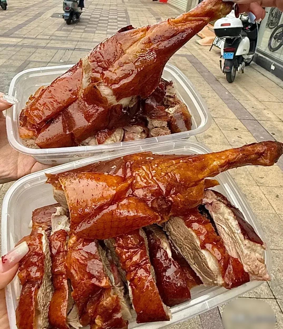 嗦粉，螺蛳粉，既臭又香的美食，闻起来有多臭，吃起来就有多香。螺蛳粉 臭上臭螺蛳粉