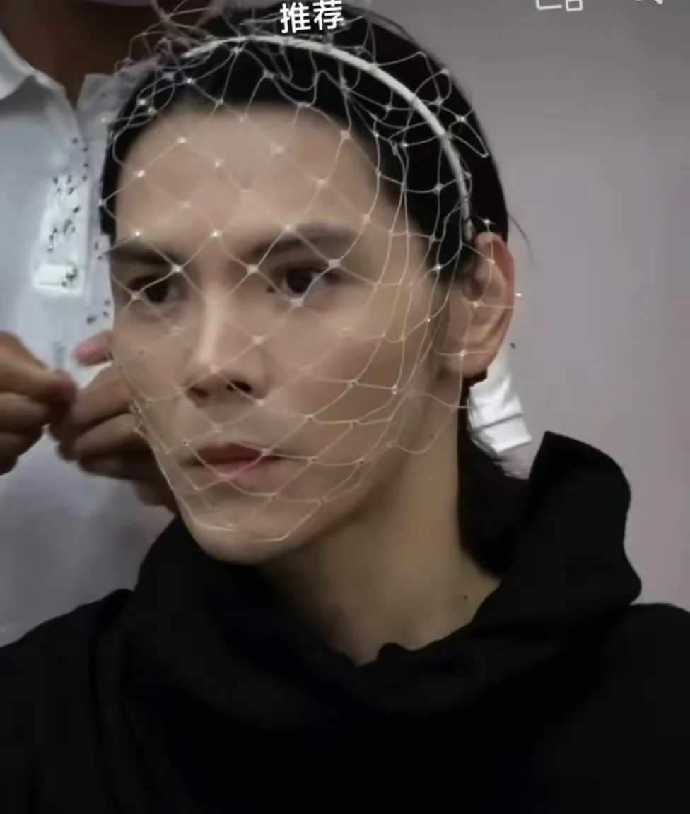 #向佐女装拍杂志吓到儿子了#向佐女装拍杂志的消息传开后，他的儿子向子安感到非常惊