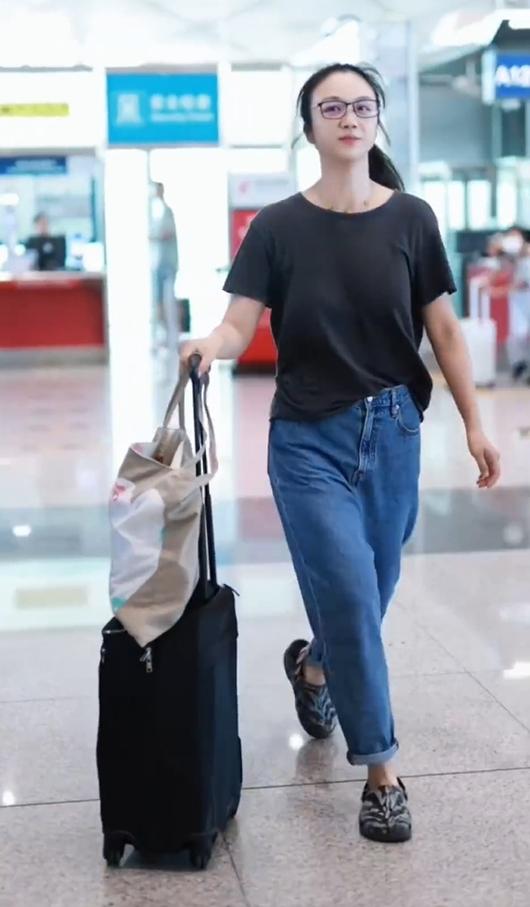 近日汤唯带女儿summer现身北京机场，素颜加上极简穿搭的她，刻意跟女儿保持距离