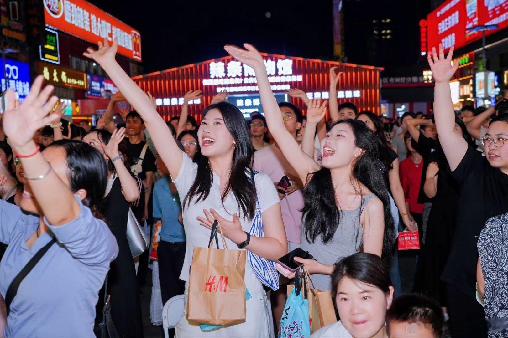 霸王丝爆辣挑战赛 宝子们，听闻长沙黄兴广场的霸王丝爆辣挑战赛了吗？这可是湖南吃辣