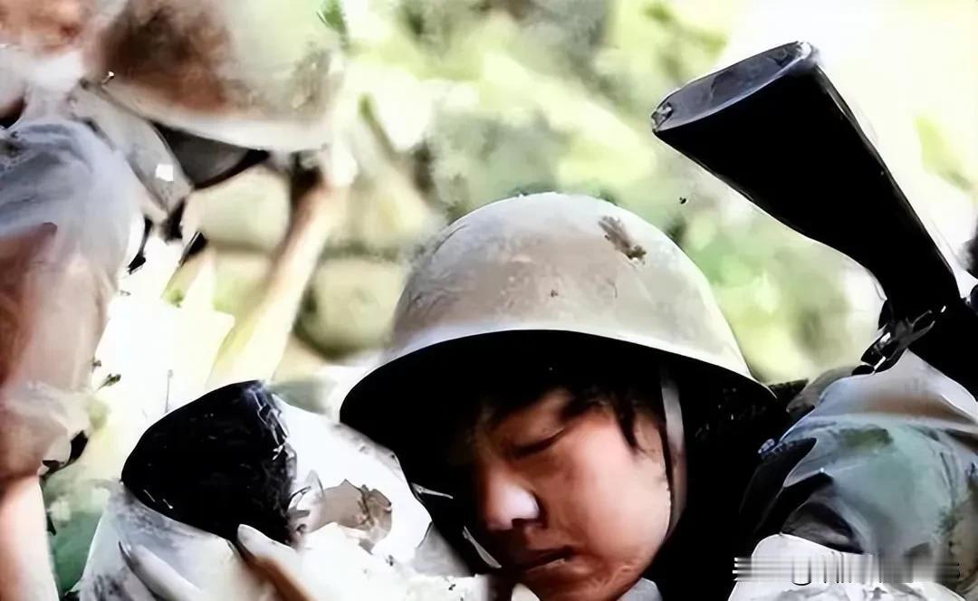 《死吻》

烽火燃边关
狼烟漫九天
壮士负伤卧
临终诉所愿
 一吻化永恒
悲情溢