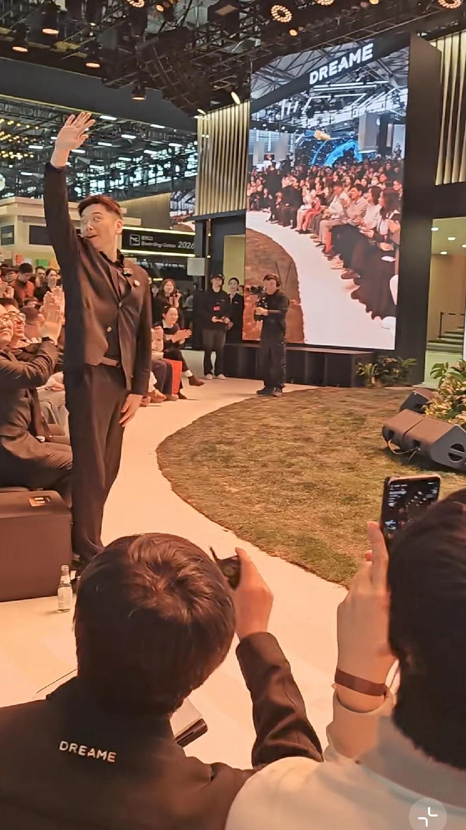 追觅CEO冲你挥手那一刻，我才懂什么叫降维打击。29岁身家85亿的俞浩不是走红毯