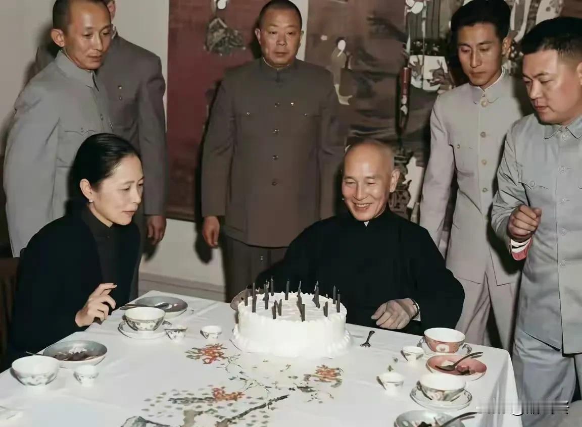 1952年，台北。蒋介石过65岁生日。
这次寿辰虽逢五，但规模不大，只在草山行馆