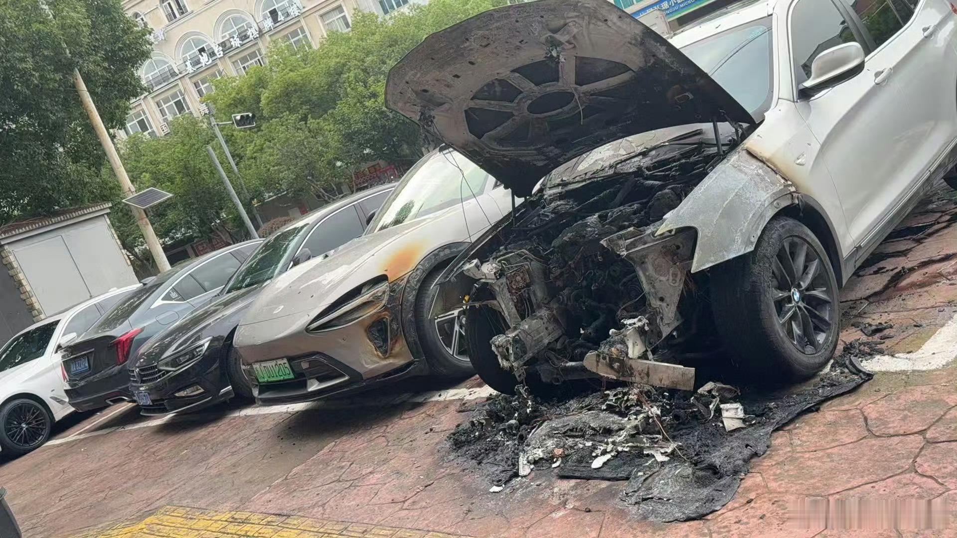 心疼一下停在旁边的小米SU7，被波及到了…所以，这种情况应该不能全损吧？ 