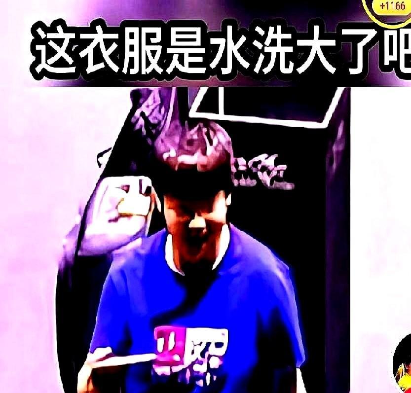鞋带松了，他蹲下去系。
空调一冷，外套先扔过去。
不是演的，是五年练出来的本能。