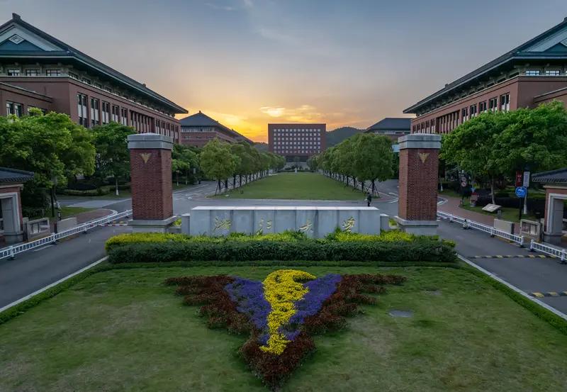 上海一高校惊现离谱事！大一女生宿舍4399元苹果手表被盗，凭定位锁定室友，辅导员