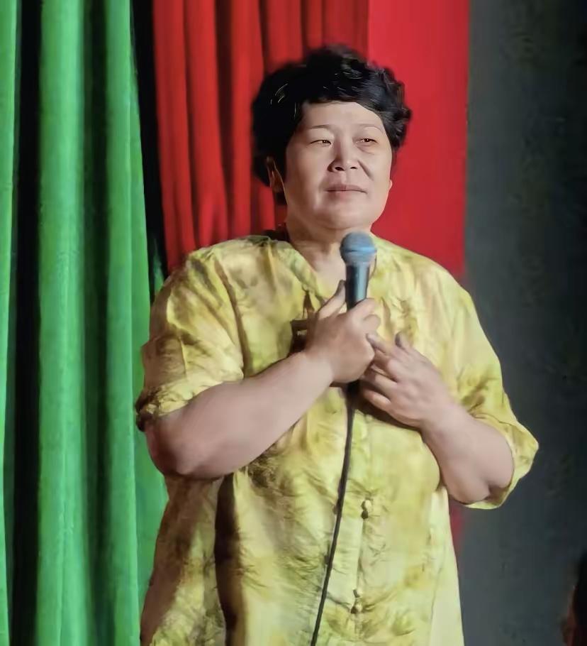 房主任塌房，
其实早就被人预料到了！
圈内朋友早前在开放麦偶遇她，就感慨她爆红后