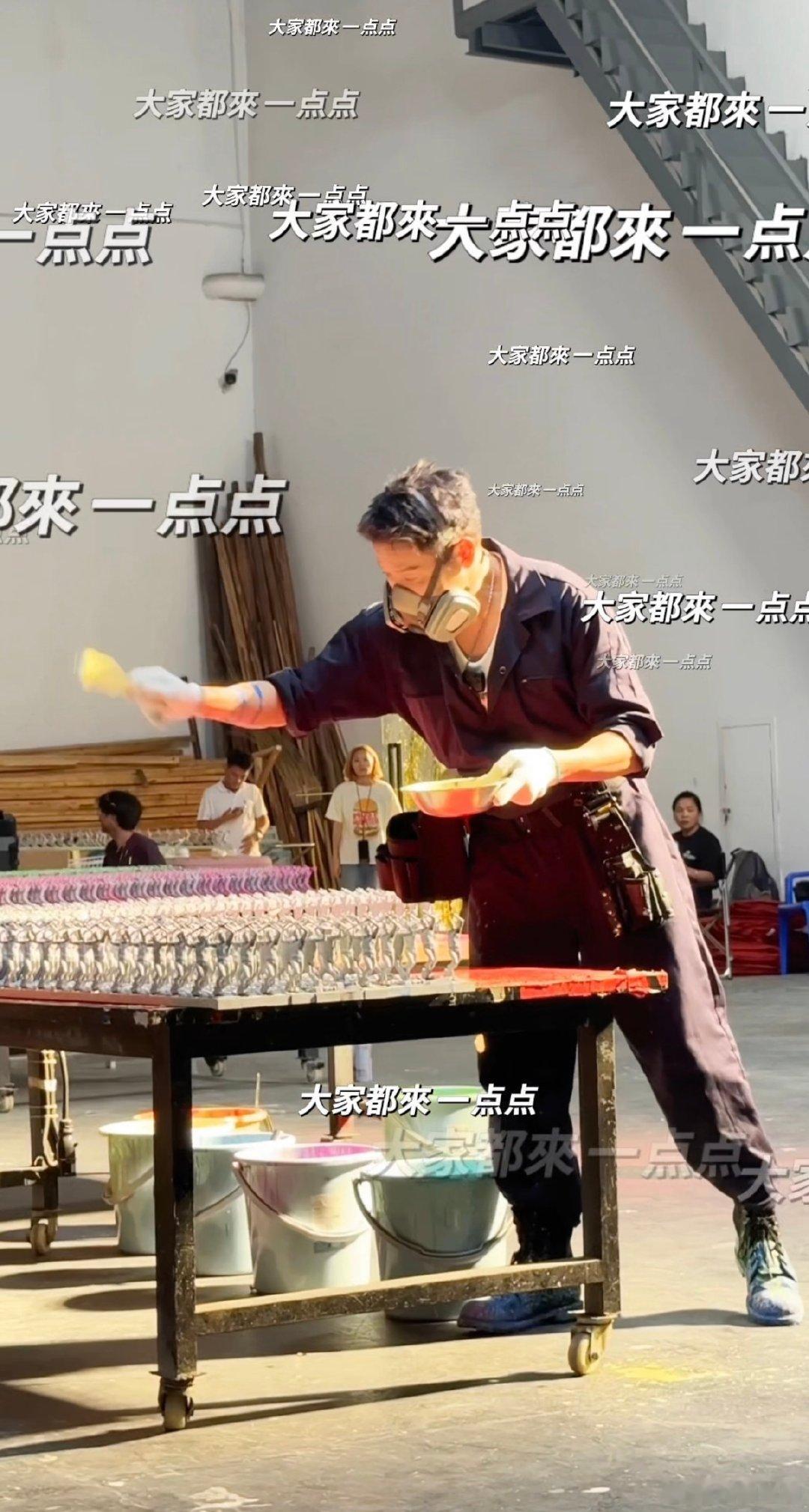陶喆亲手喷了9119个公仔 这波宠粉直接封神！9119个公仔全程手工喷漆，从“陶