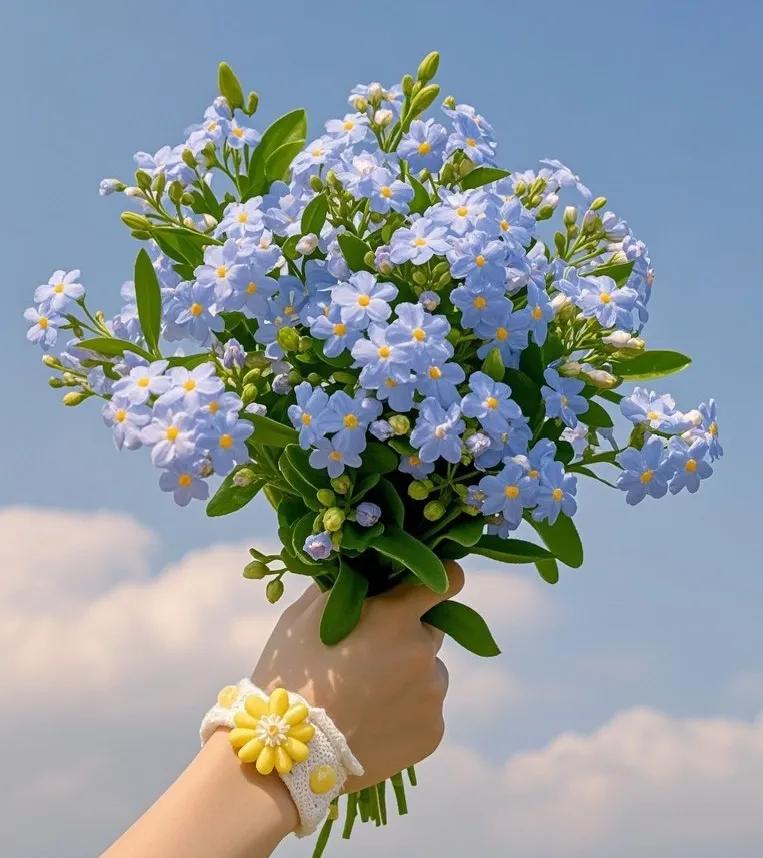 马尔克斯说：
爱情首先是一种本能，
要么生下来就会，要么永远都不会。
 
真正的