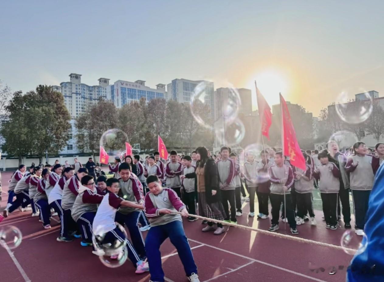 凝心聚力 “绳”采飞扬——邢台市第六中学初一年级举行拔河比赛
近日，邢台市第六中