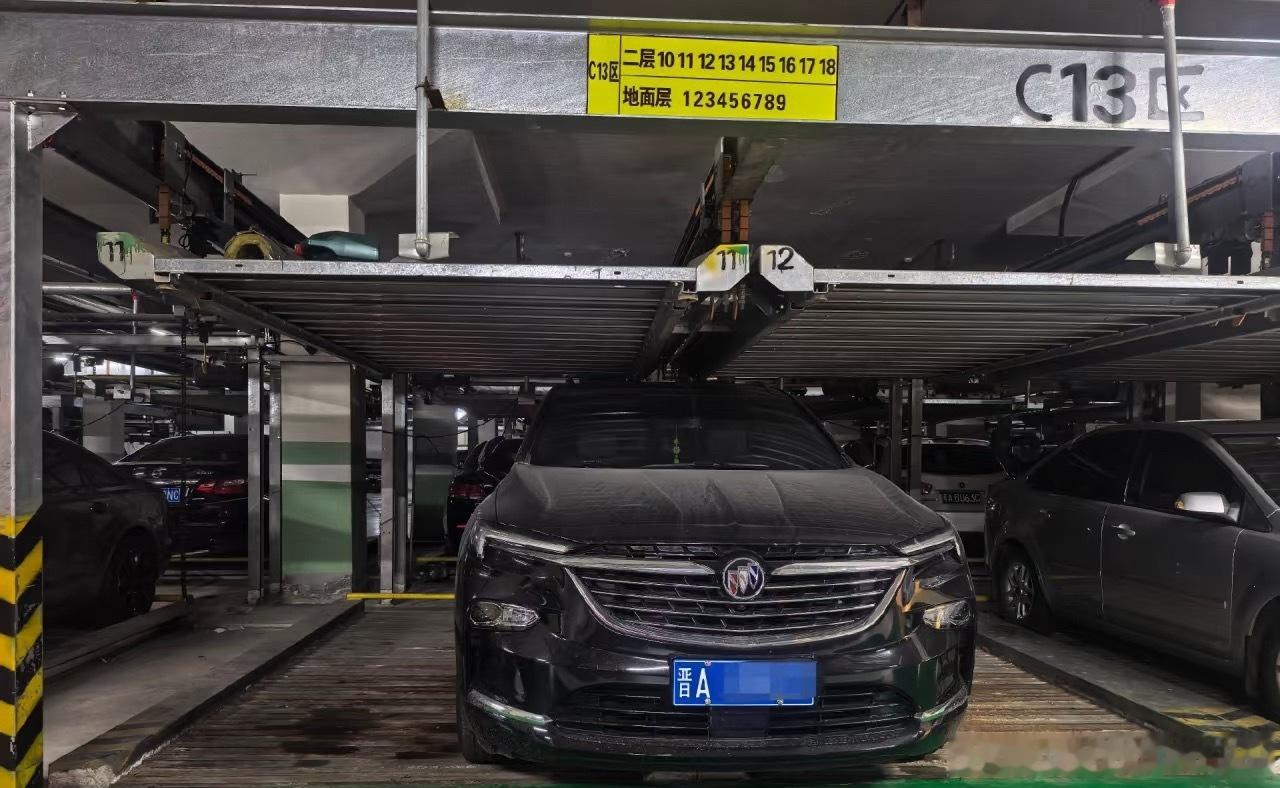 现在大六座suv又长又宽，你们遇到机械车位都是怎么停车的？像图中这样吗大v聊车