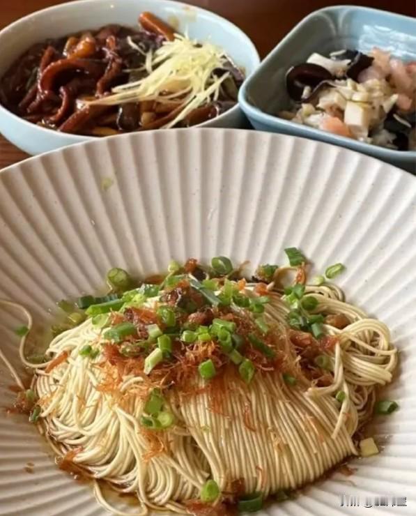 （原创）冷拌面
天热了，喜欢以面作为早餐的苏州人开始要换口味了。
原来的大锅清水