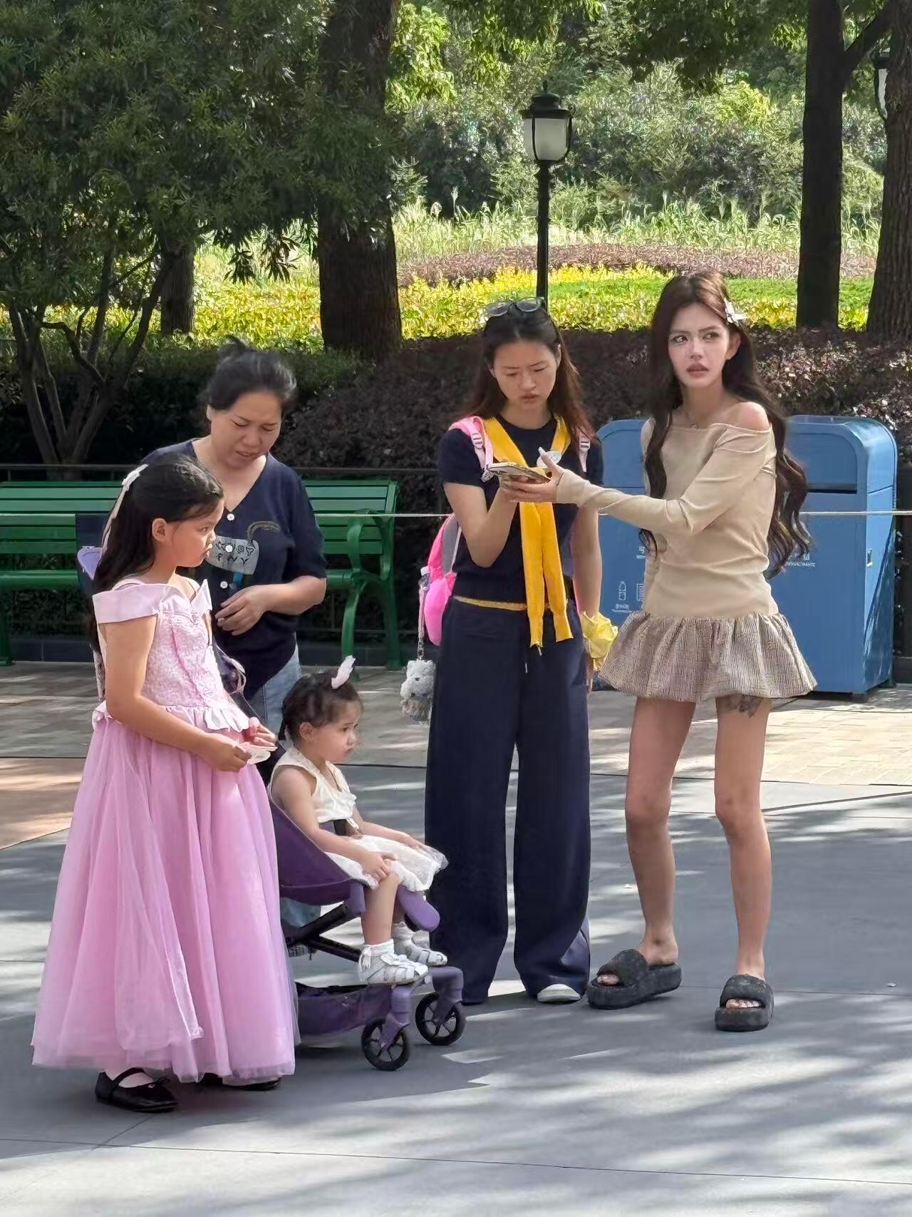 这么看韩安冉两个女儿的侧脸还是很像的 ​​​