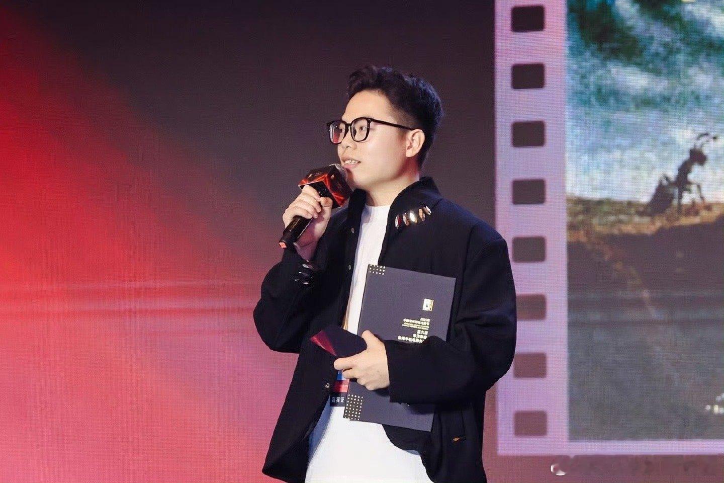 金鸡奖对新生代的重视让人暖心，22岁00后导演的获奖就是有力体现。00后在创作领