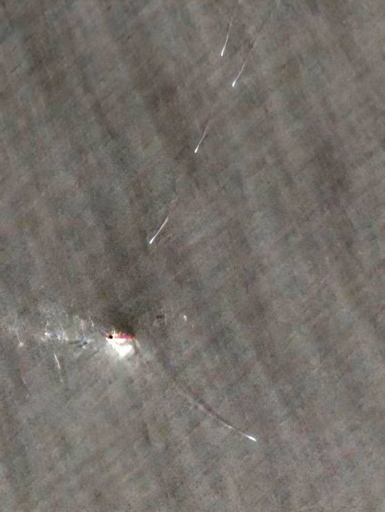 🇮🇷🔥卫星图像显示，美方试图秘密护送一艘油轮穿越霍尔木兹海峡，不料该油轮遭
