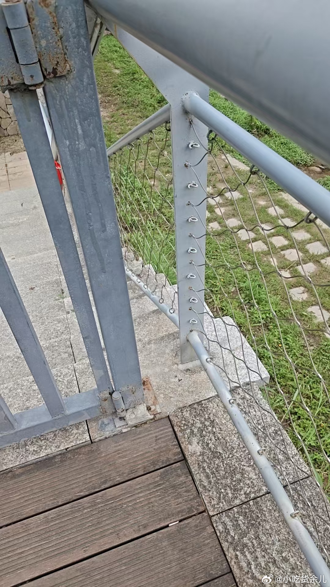 发生惊险的一幕昨天早上不是来公园玩吗？我们是计划捞鱼的，可以不下水，在岸上捞就行