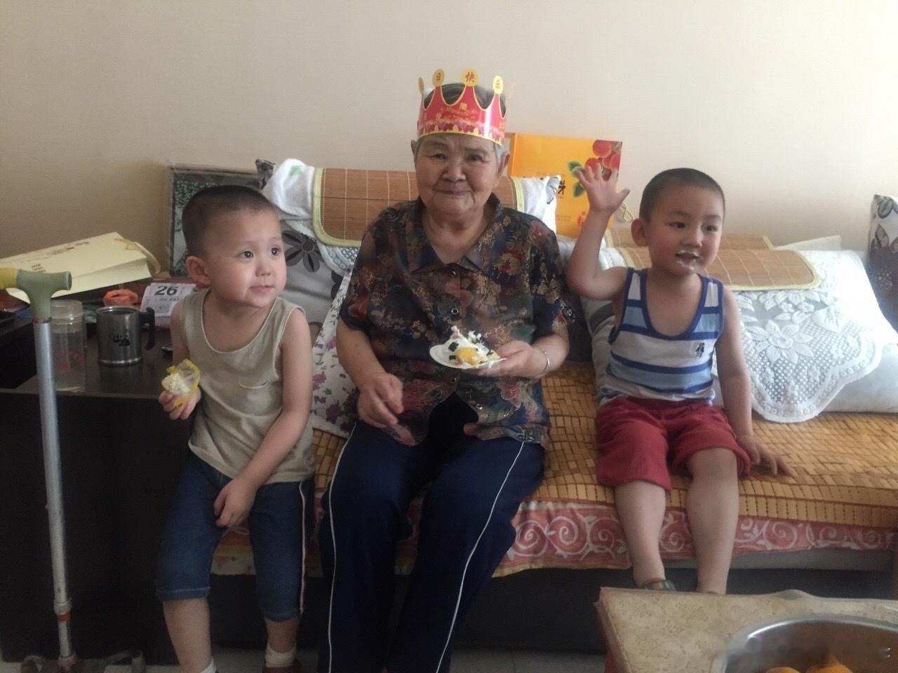 亲爱滴老娘今天89岁啦！祝娘生日快乐！        昨天就买回来韭菜洗好控干水