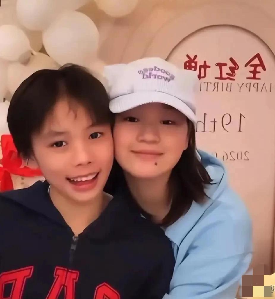 刷到全红婵生日合照，这俩也太乖了吧！
 
镜头里贴在一起的两个小姐妹，一个笑眼弯