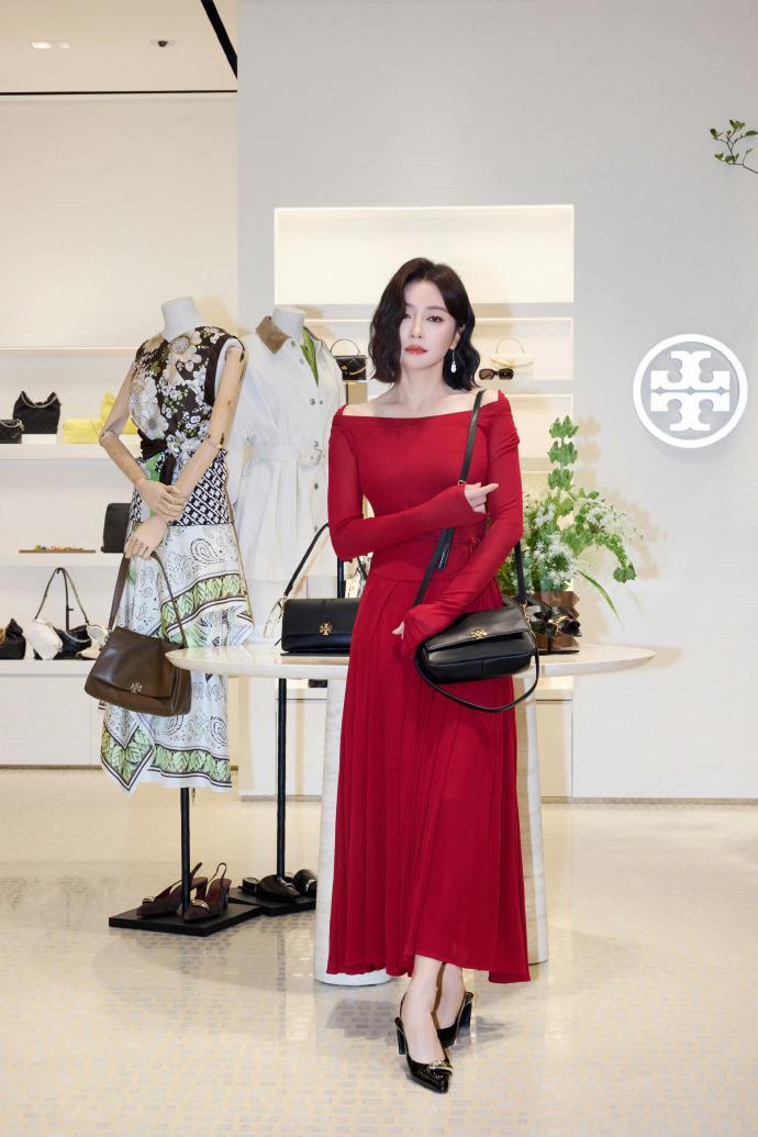 最近秦岚在出席时尚活动的时候搭配了一身红色的衣服，看上去年轻又靓丽，真的好美。