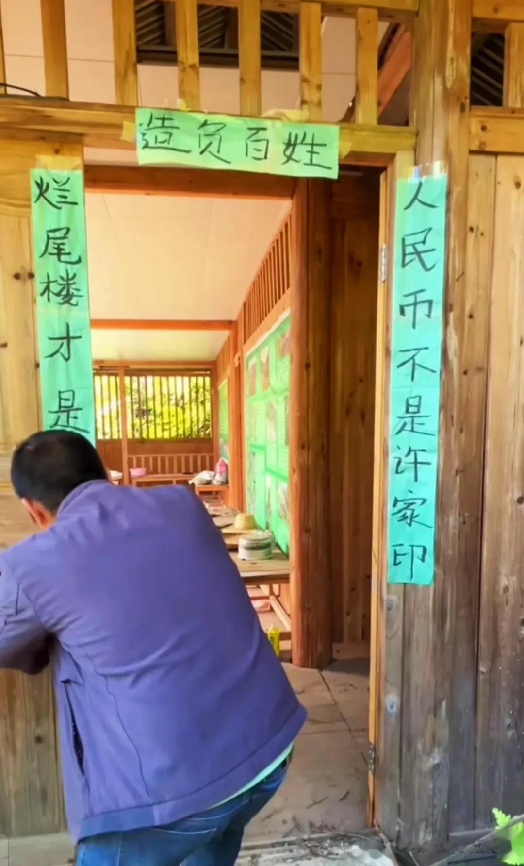 某人写了两句话贴在门口，对别人说这是对联，好奇的看了一眼这两句话已经犯了对联的大