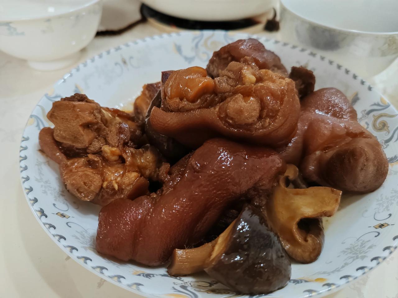 今晚的饭菜，我的手艺还不错吧？红烧猪蹄，清炒茼蒿，盐水大虾，清蒸多宝鱼#家常便饭