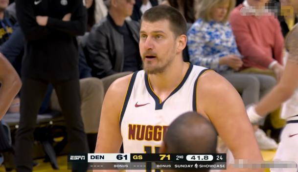 掘金超级巨星约基奇真是无所不能！在今天掘金客场挑战勇士的比赛中，目前双方半场战罢