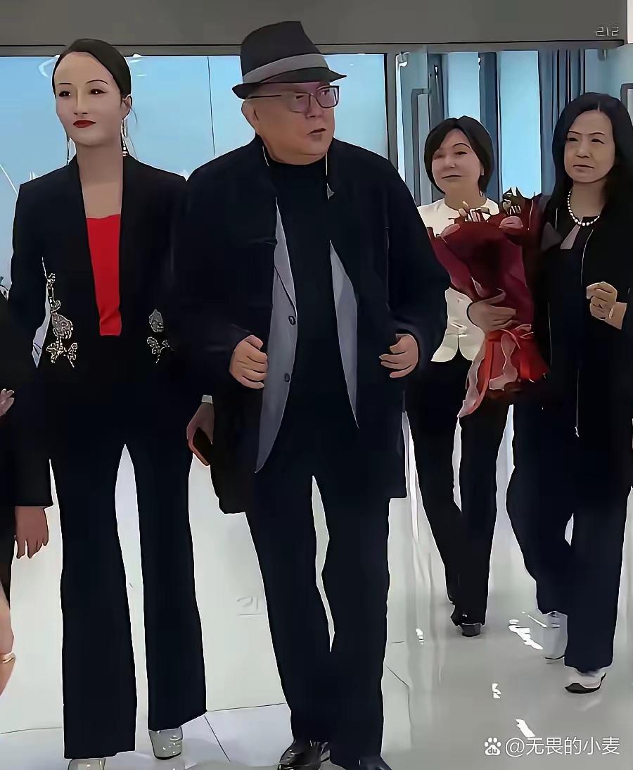 77岁王刚也真是拼啊，儿子才17岁，算起来正是高中烧钱阶段，他即使腿脚不灵便，弯