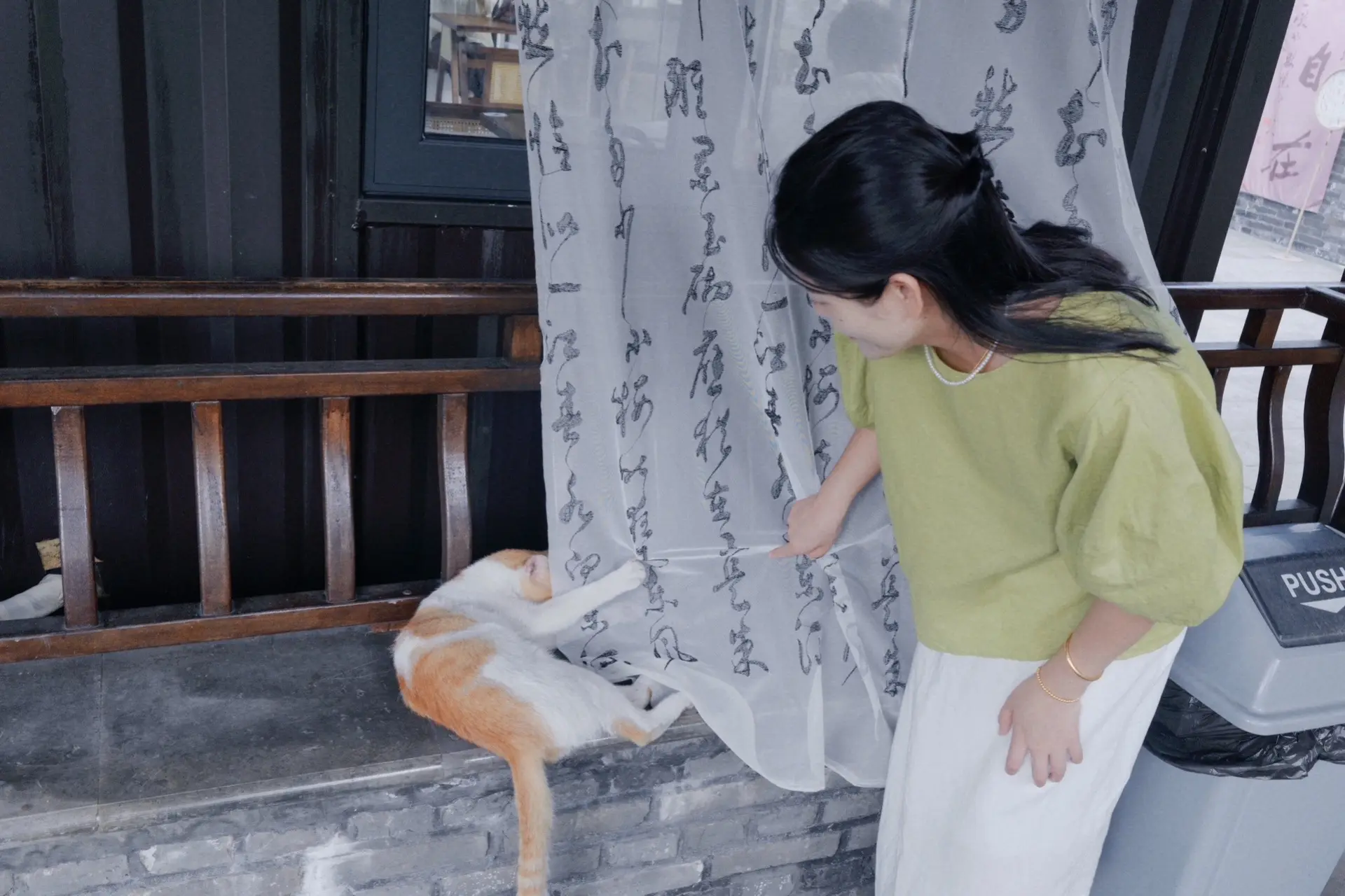 亲爱的中年少女，希望你在烟熏火燎的生活里，依旧保持爱美的秉性，热爱生活...