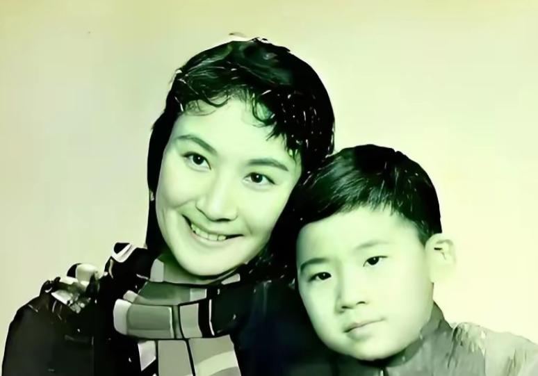 1966年京剧名家言慧珠离世，托付给继父的10岁幼子，常年遭继父和保姆联手苛待，