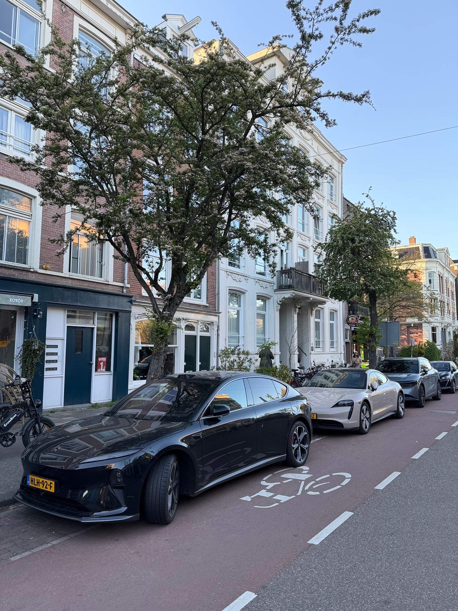 这两款车放在一起看真是太养眼了电车出海大v聊车蔚来